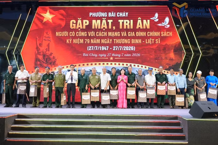 Đồng chí Nguyễn Thị Hạnh, Trưởng Ban Tuyên giáo và Dân vận Tỉnh ủy; lãnh đạo phường Bãi Cháy trao quà tri ân cho những người có công và gia đình chính sách.