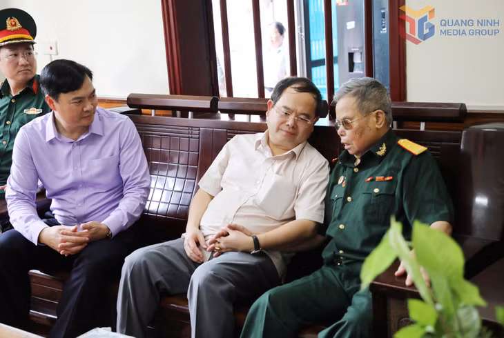 Đồng chí Bí thư Tỉnh ủy trò chuyện với Thương binh Trần Duy Nhiên ở phường Mạo Khê.