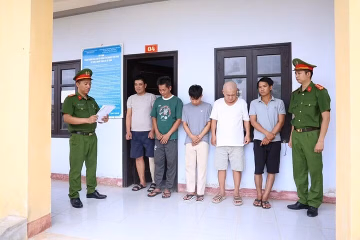 5 trong số 11 người có liên quan đến đường dây cá độ bóng đá liên tỉnh vừa được Công an tỉnh Quảng Trị triệt phá. (Ảnh: Công an Quảng Trị)
