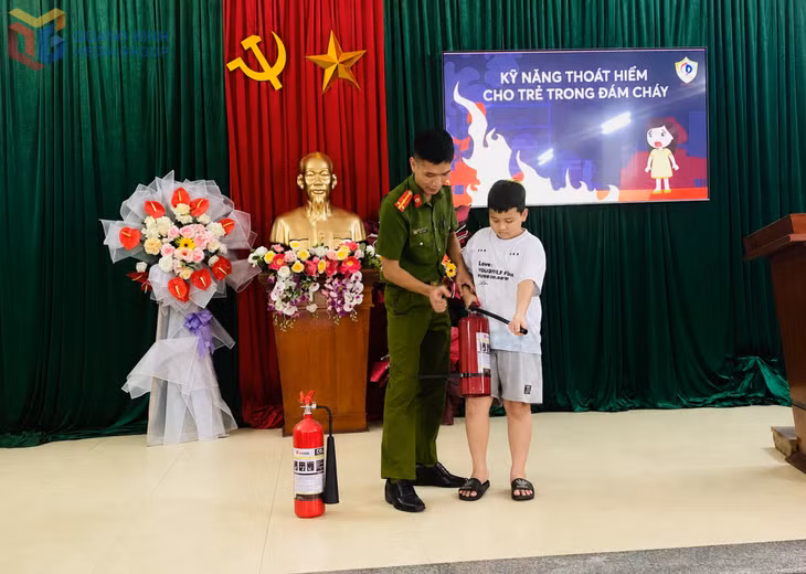 Đội Chữa cháy và Cứu nạn, cứu hộ khu vực 2, Phòng Cảnh sát PCCC&CNCH (Công an tỉnh) hướng dẫn kỹ năng sử dụng bình chữa cháy cho trẻ em phường Uông Bí.