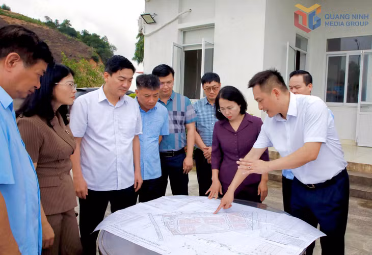 Tổ công tác kiểm tra việc triển khai thực hiện dự án Khu dân cư đồi Đồng Rực, phường Hoành Bồ.