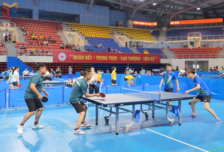 Các vận động viên tranh tài ở nội dung đồng đội nam môn thi đấu Bóng bàn tại Đại hội TDTT tỉnh Quảng Ninh lần thứ X. Ảnh: Việt Anh