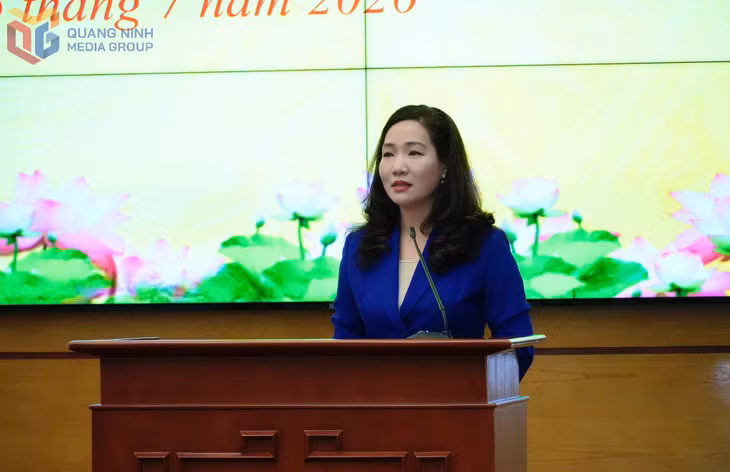 Đồng chí Nguyễn Thị Hạnh, Trưởng Ban Tuyên giáo và Dân vận Tỉnh uỷ, Phó Trưởng Ban Thường trực BCĐ 35 Tỉnh ủy, Phó Trưởng Ban Thường trực BCĐ công tác thông tin đối ngoại tỉnh, phát biểu tại hội nghị.