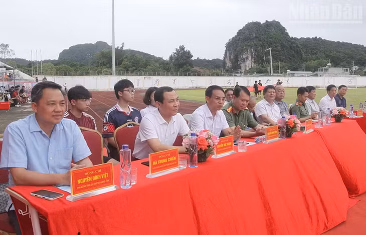 Dự lễ khai mạc giải bóng đá nữ vô địch U16 quốc gia năm 2026 có đồng chí Nguyễn Đình Việt, Chủ tịch Ủy ban nhân dân tỉnh Sơn La, các đồng chí trong Ban thường vụ Tỉnh ủy Sơn La và lãnh đạo các sở, ban, ngành của tỉnh Sơn La.