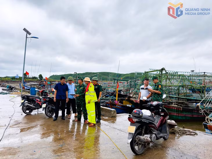 Đội CSĐT, Phòng CSGT (Công an tỉnh) phối hợp với Ban CHQS xã Đường Hoa, Đồn Biên phòng Quảng Đức thông tin diễn biến Bão số 1 cho ngư dân neo đậu phương tiện tại khu vực cảng Ghềng Võ, lưu ý người dân chằng chống phương tiện bảo đảm an toàn.