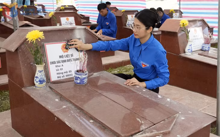 ĐVTN phường Móng cái 3 tích cực tham gia lau dọn các phần mộ liệt sĩ chưa xác định được thông tin sau khi lấy mẫu.