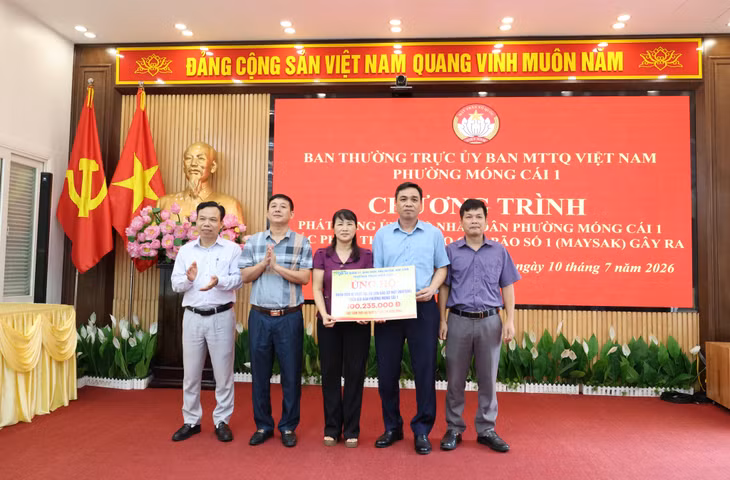 Các cơ quan, đơn vị, nhân dân trên địa bàn phường Móng Cái 1 ủng hộ khắc phục hậu quả bão số 1.