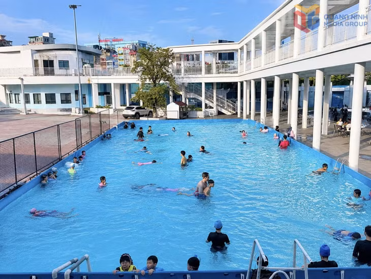 Khóa học bơi tại Cung Văn hóa thanh, thiếu nhi Quảng Ninh thu hút đông đảo các em học sinh tham gia.