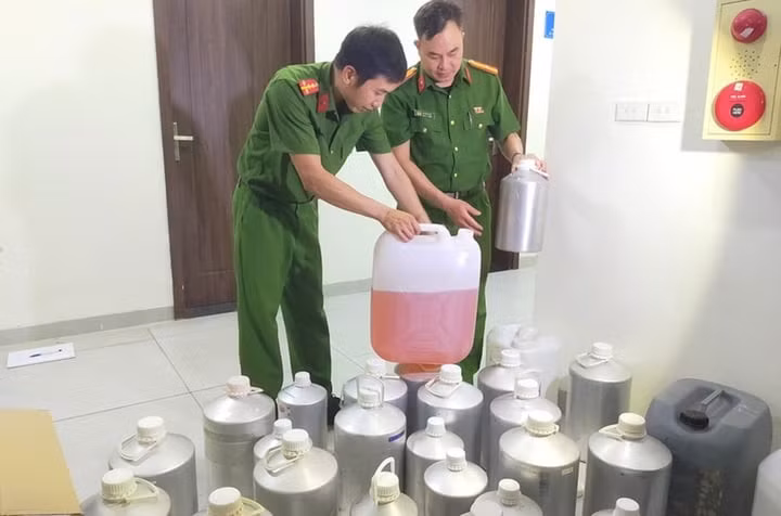 Những can hương liệu, nước hoa giả được các đối tượng dùng để sản xuất, sang chiết nước hoa thương hiệu giả. (Ảnh: Công an Thanh Hoá)
