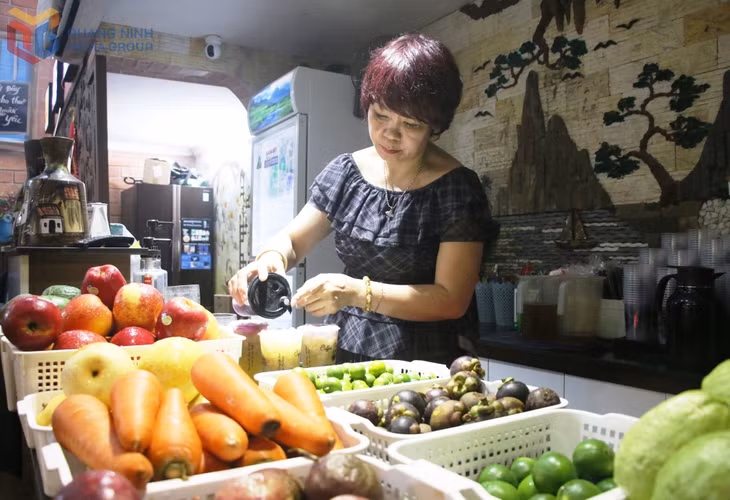 Những ly đồ uống được pha chế từ trái cây tươi, góp phần mang đến trải nghiệm ẩm thực trọn vẹn cho thực khách.