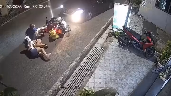 Ô tô lấn sang làn đường ngược chiều tông trúng xe máy chở 2 người lớn và 2 trẻ nhỏ.
