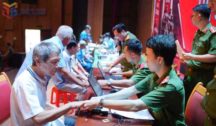 Các lực lượng phối hợp lấy mẫu ADN của thân nhân liệt sĩ tại điểm thu nhận mẫu ở Trung tâm Văn hoá - Thể thao các dân tộc vùng Đông Bắc (xã Tiên Yên).