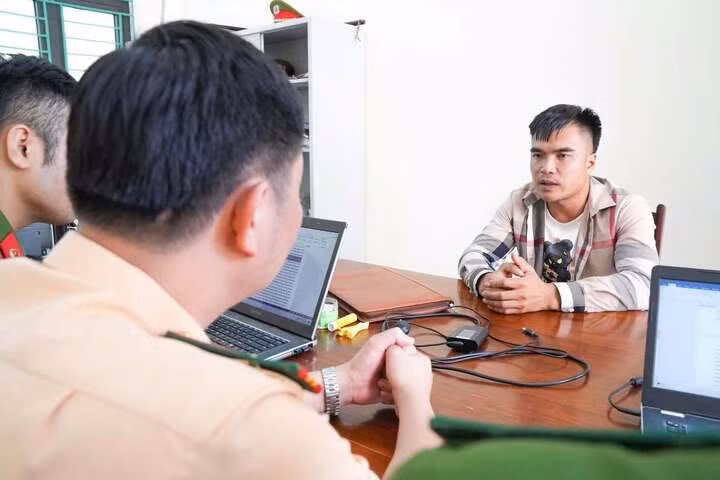 Cơ quan công an làm việc với Bùi Văn Bảo. (Ảnh: Công an tỉnh Phú Thọ)
