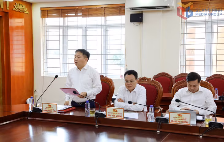 Đồng chí Hoàng Trung Kiên, Bí thư Đảng ủy, Chủ tịch HĐND xã Quảng Hà, báo cáo tại buổi làm việc.