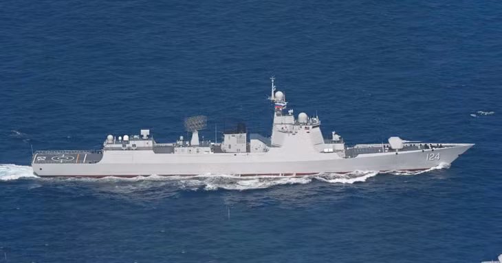 Tàu khu trục tên lửa dẫn đường lớp Luyang III của Trung Quốc di chuyển ngoài khơi đảo Kumejima, miền Nam Nhật Bản, ngày 16/7/2026. Ảnh: AP