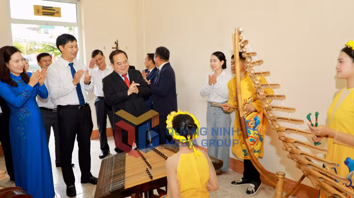 Đồng chí Quản Minh Cường, Bí thư Tỉnh ủy, Trưởng Đoàn ĐBQH tỉnh tham quan cơ sở vật chất và hoạt động dạy học các môn nhạc cụ truyền thống của cô và trò Trường Trung cấp Nghệ thuật và Thể thao Quảng Ninh (7-2026). Ảnh: Minh Hà