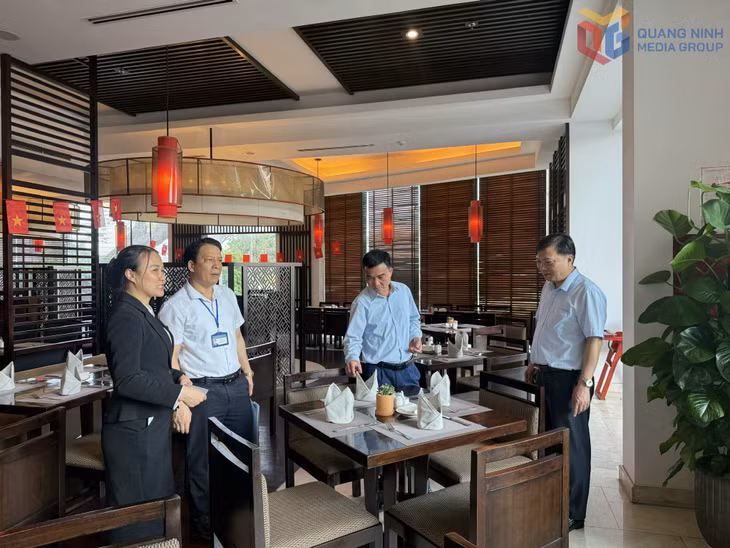 Đoàn giám sát của HĐND phường Bãi Cháy kiểm tra thực tế tại một cơ sở kinh doanh dịch vụ trên địa bàn.