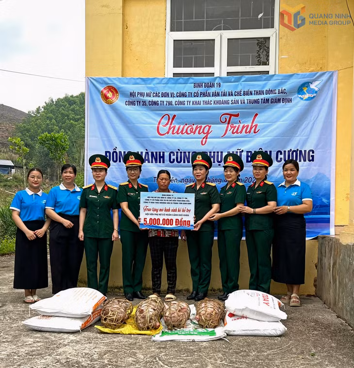 Hội Phụ nữ các cơ sở Binh đoàn 19 trao tặng con giống cho phụ nữ khó khăn tại thôn Khe Mười, xã Tiên Yên.