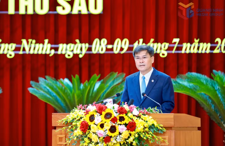 Đồng chí Bùi Văn Khắng, Phó Bí thư Tỉnh ủy, Chủ tịch UBND tỉnh trình bày báo cáo tóm tắt