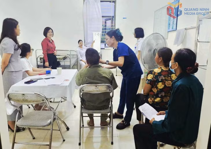Khám sàng lọc bệnh về mắt cho người dân phường Hiệp Hòa.