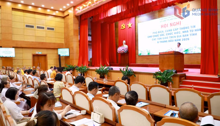 Các đại biểu trao đổi, thảo luận những nội dung liên quan đến tình hình, kết quả hoạt động của các tổ chức tôn giáo trên địa bàn tỉnh.