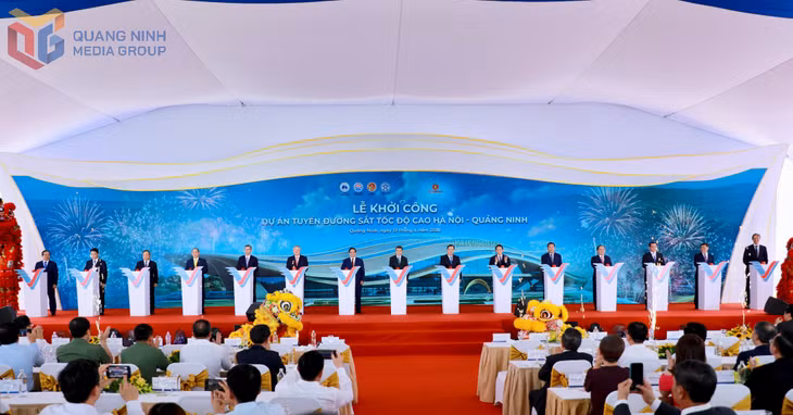 Thủ tướng Chính phủ Lê Minh Hưng cùng các đại biểu ấn nút khởi công Dự án tuyến đường sắt tốc độ cao Hà Nội - Quảng Ninh. Ảnh: Song Hà