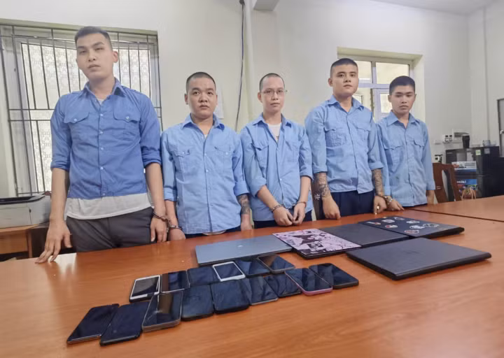 Các bị can và tang vật trong vụ án.