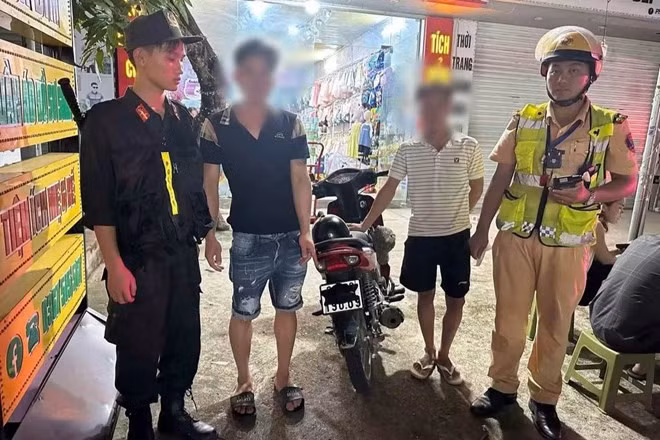 Nam thanh niên điều khiển xe máy vi phạm tới 6 lỗi giao thông. Ảnh: Công an tỉnh Phú Thọ