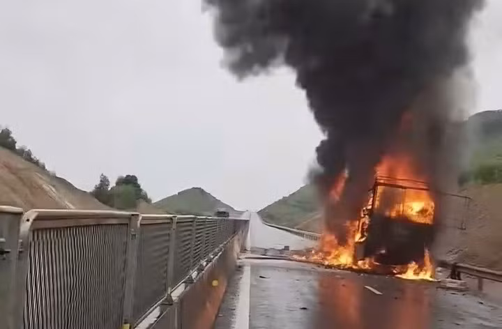 Ngọn lửa lớn bao trùm, thiêu rụi chiếc xe tải trên cao tốc Vạn Ninh - Cam Lộ. (Ảnh: CTV)