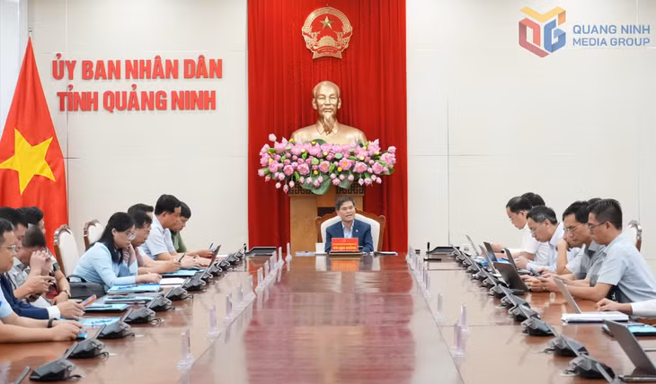 Đồng chí Bùi Văn Khắng, Phó Bí thư Tỉnh ủy, Chủ tịch UBND tỉnh, phát biểu chỉ đạo hội nghị.