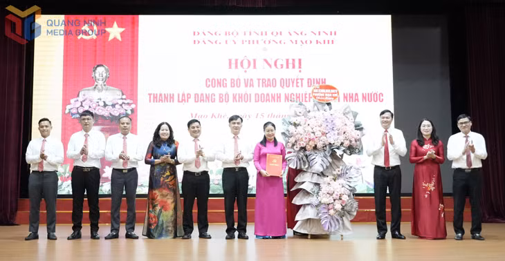 Lãnh đạo Đảng ủy phường Mạo Khê trao quyết định thành lập Đảng bộ Khối doanh nghiệp ngoài nhà nước phường Mạo Khê.