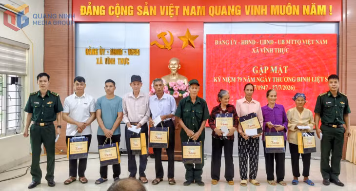 Đồn Biên phòng Cửa khẩu Cảng Vạn Gia tặng quà cho các gia đình chính sách, người có công trên địa bàn xã Vĩnh Thực.