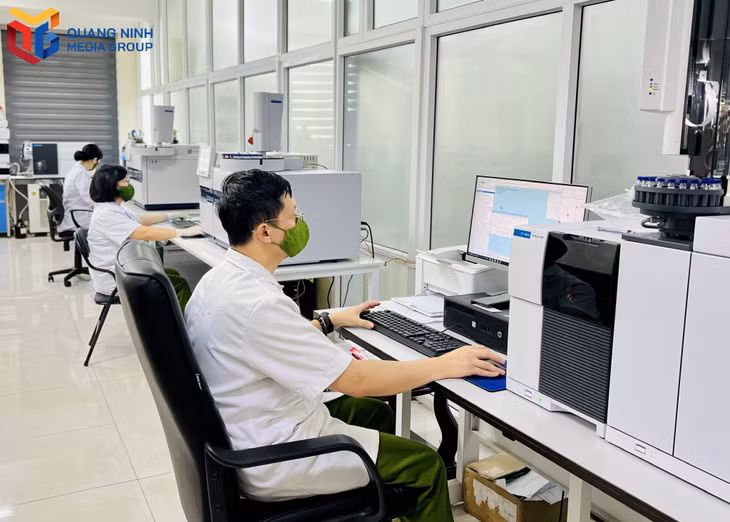 Hàm lượng và loại ma túy được phân tích bằng máy.