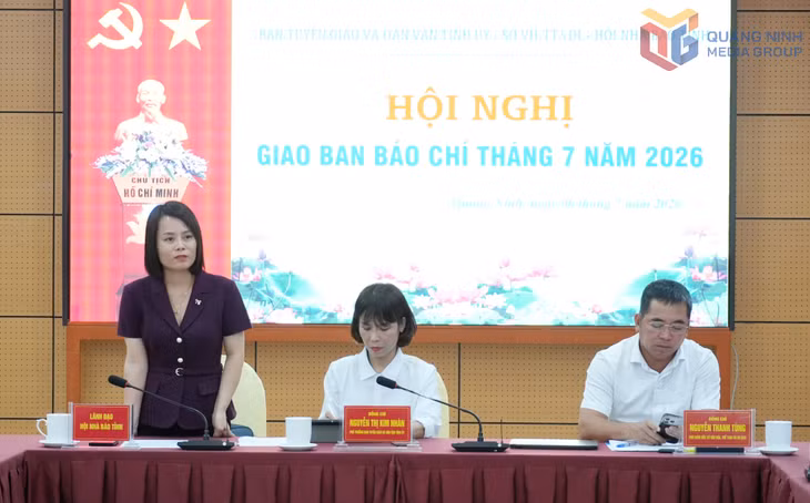 Đại diện Hội Nhà báo tỉnh trao đổi tại hội nghị.