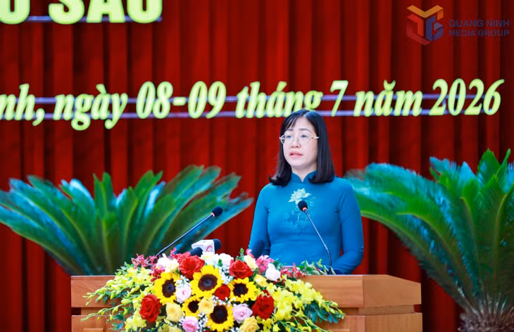 Đồng chí Nguyễn Thị Huệ, Giám đốc Sở Tư pháp, trình bày tờ trình.
