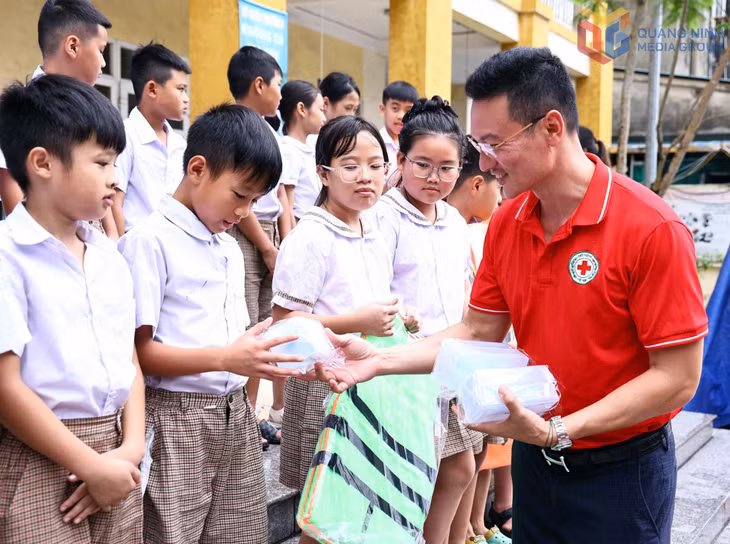 Phó Chủ tịch Hội Chữ thập đỏ tỉnh Nguyễn Tuấn Anh trao tặng kính bơi, động viên học sinh có hoàn cảnh khó khăn của Trường THCS Mông Dương tham gia lớp dạy bơi miễn phí.