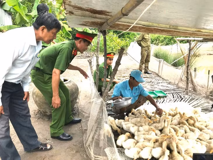 Lực lượng Công an tham quan mô hình kinh tế của gia đình người chấp hành xong án phạt tù được vay vốn.
