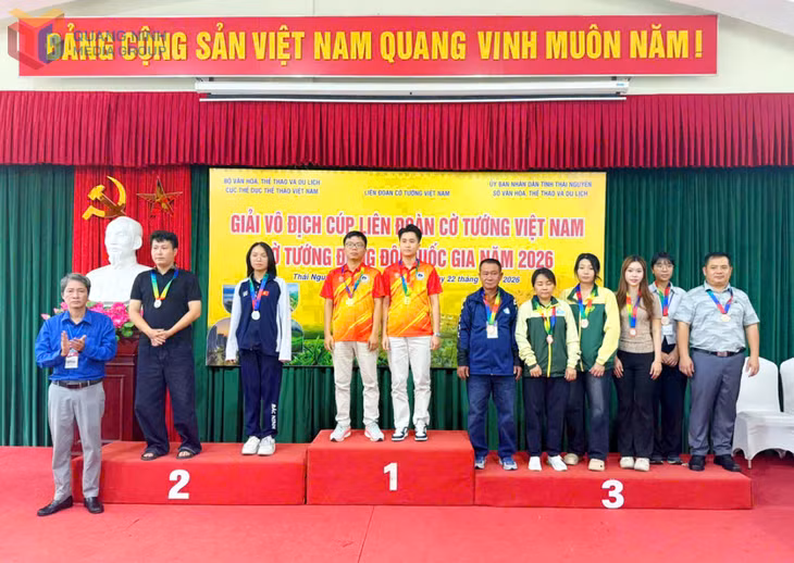 Kỳ thủ Phí Mạnh Cường - Đào Thị Thủy Tiên (bục số 1) nhận HCV nội dung đôi nam nữ cờ nhanh tiêu chuẩn.