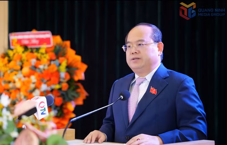Đồng chí Quản Minh Cường, Ủy viên Trung ương Đảng, Bí thư Tỉnh ủy, Trưởng Đoàn ĐBQH tỉnh, phát biểu tại buổi lễ.