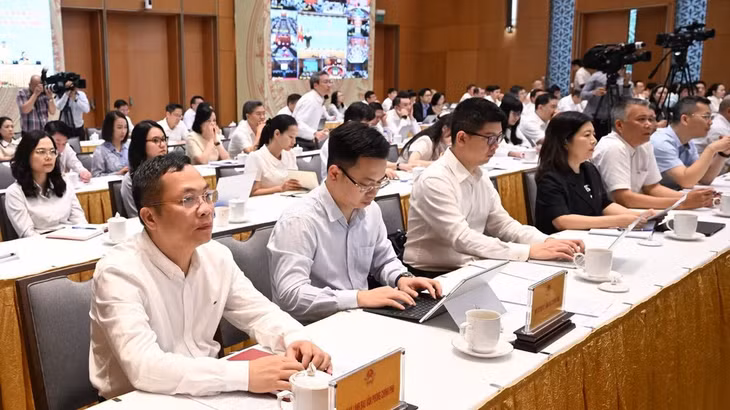 Các đại biểu tham dự Phiên họp Chính phủ thường kỳ tháng 6 và Hội nghị trực tuyến với địa phương. (Ảnh: TRẦN HẢI)