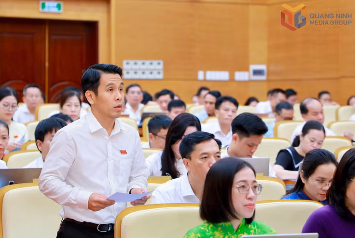 Đại biểu Nguyễn Lưu Trung, Phó Trưởng Ban Kinh tế - Ngân sách HĐND tỉnh, chất vấn tại kỳ họp.