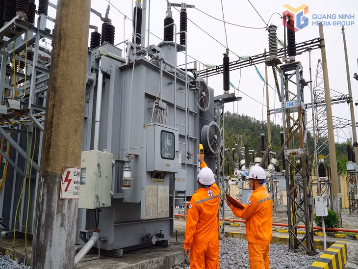 Nhân viên Công ty Điện lực Quảng Ninh kiểm tra thông số vào giờ cao điểm.
