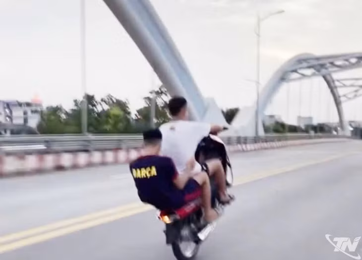 Hình ảnh vi phạm của hai nam thanh niên.