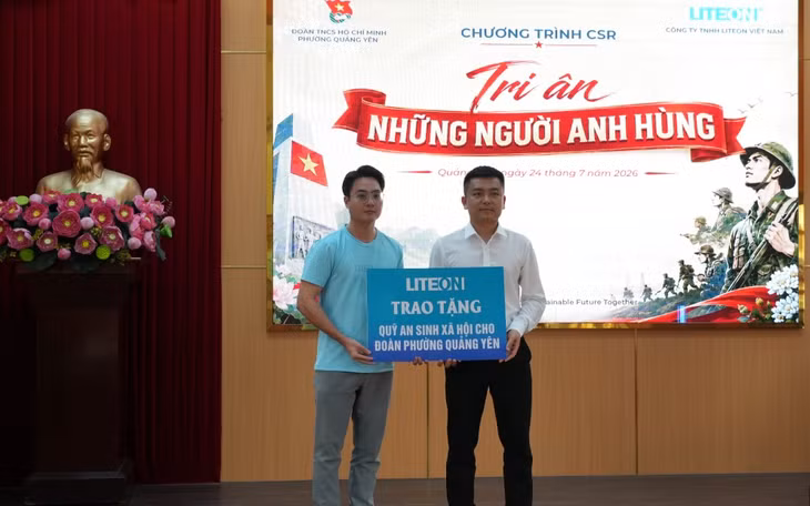 Đại diện Công ty TNHH LITEON Việt Nam trao 10 triệu đồng cho Quỹ An sinh xã hội của phường Quảng Yên.