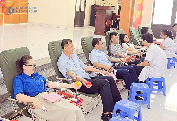 Cán bộ, công chức, viên chức, đoàn viên thanh niên và tình nguyện viên xã Thống Nhất tham gia hiến máu tại Ngày hội hiến máu tình nguyện năm 2026.