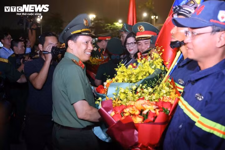Thứ trưởng Bộ Công an Lê Văn Tuyến chúc mừng các thành viên trong đoàn hoàn thành xuất sắc nhiệm vụ quốc tế trở về.