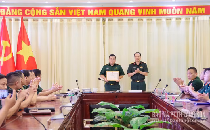 Thủ trưởng Bộ CHQS tỉnh tặng giấy khen cho tập thể Ban CHQS xã Quan Sơn