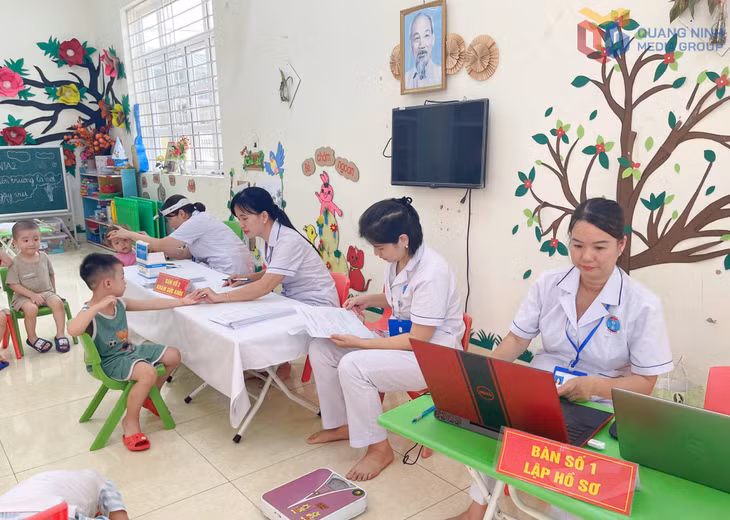 Nhân viên y tế Trạm Y tế phường Quang Hanh khám sàng lọc sức khỏe cho trẻ đang học hè tại Trường Mầm non Quang Hanh.