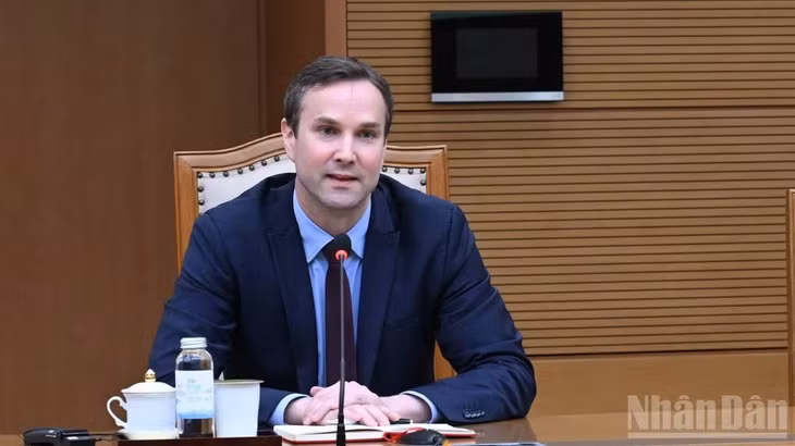 Ông Jochen Schmittmann, Trưởng đại diện đương nhiệm Văn phòng Quỹ Tiền tệ quốc tế (IMF) tại Campuchia, Lào, Việt Nam, phát biểu ý kiến tại buổi tiếp. (Ảnh: TRẦN HẢI)