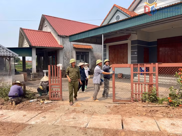 Người dân thôn Đông Nam (xã Đông Ngũ) sẵn sàng dỡ bỏ tường rào của gia đình để hiến đất làm đường.